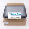 1. Màn hình lớn, hiển thị sắc nét Kích thước 8.4 inch với độ phân giải 640 x 480 pixels (VGA). Màn hình TFT LCD hỗ trợ 256 màu, cho hình ảnh rõ ràng, sinh động. Đáp ứng tốt cho các giao diện chi tiết, giúp người vận hành dễ theo dõi và thao tác. 2. Độ bền cao, hoạt động ổn định trong môi trường công nghiệp Sử dụng cảm ứng điện trở bền bỉ, thao tác được cả khi đeo găng tay. Mặt trước đạt chuẩn IP65, chống bụi, chống nước, chịu được môi trường khắc nghiệt. Đèn nền có tuổi thọ lên tới 50.000 giờ – dễ thay thế khi cần. 3. Giao tiếp truyền thông linh hoạt Hỗ trợ nhiều cổng kết nối: RS-232C, RS-422A/485, Ethernet, USB Host/Slave. Tương thích với nhiều dòng PLC (Omron, Mitsubishi, Siemens...). Có thể mở rộng qua khe cắm CompactFlash, dùng để lưu trữ dữ liệu hoặc cập nhật chương trình. 4. Khả năng lập trình mạnh mẽ với phần mềm CX-Designer Tạo giao diện dễ dàng bằng cách kéo – thả đối tượng. Hỗ trợ macro, biểu đồ, cảnh báo, điều khiển theo thời gian thực. Dễ dàng tích hợp và đồng bộ dữ liệu với PLC Omron thông qua hệ thống truyền thông nội bộ. 5. Tính năng giám sát và điều khiển từ xa Hỗ trợ truy cập từ xa qua Ethernet, giúp theo dõi và cập nhật chương trình từ xa. Có thể chia sẻ dữ liệu với các hệ thống SCADA hoặc máy tính công nghiệp. 6. Đáng tin cậy cho các ứng dụng tự động hóa quy mô lớn Phù hợp với các hệ thống máy móc trong sản xuất, đóng gói, robot công nghiệp, HVAC, xử lý nước... Hoạt động liên tục 24/7 với khả năng làm việc trong nhiệt độ rộng từ 0°C đến 50°C.