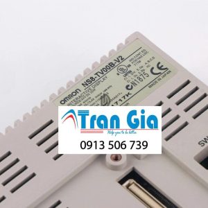1. Màn hình lớn, hiển thị sắc nét Kích thước 8.4 inch với độ phân giải 640 x 480 pixels (VGA). Màn hình TFT LCD hỗ trợ 256 màu, cho hình ảnh rõ ràng, sinh động. Đáp ứng tốt cho các giao diện chi tiết, giúp người vận hành dễ theo dõi và thao tác. 2. Độ bền cao, hoạt động ổn định trong môi trường công nghiệp Sử dụng cảm ứng điện trở bền bỉ, thao tác được cả khi đeo găng tay. Mặt trước đạt chuẩn IP65, chống bụi, chống nước, chịu được môi trường khắc nghiệt. Đèn nền có tuổi thọ lên tới 50.000 giờ – dễ thay thế khi cần. 3. Giao tiếp truyền thông linh hoạt Hỗ trợ nhiều cổng kết nối: RS-232C, RS-422A/485, Ethernet, USB Host/Slave. Tương thích với nhiều dòng PLC (Omron, Mitsubishi, Siemens...). Có thể mở rộng qua khe cắm CompactFlash, dùng để lưu trữ dữ liệu hoặc cập nhật chương trình. 4. Khả năng lập trình mạnh mẽ với phần mềm CX-Designer Tạo giao diện dễ dàng bằng cách kéo – thả đối tượng. Hỗ trợ macro, biểu đồ, cảnh báo, điều khiển theo thời gian thực. Dễ dàng tích hợp và đồng bộ dữ liệu với PLC Omron thông qua hệ thống truyền thông nội bộ. 5. Tính năng giám sát và điều khiển từ xa Hỗ trợ truy cập từ xa qua Ethernet, giúp theo dõi và cập nhật chương trình từ xa. Có thể chia sẻ dữ liệu với các hệ thống SCADA hoặc máy tính công nghiệp. 6. Đáng tin cậy cho các ứng dụng tự động hóa quy mô lớn Phù hợp với các hệ thống máy móc trong sản xuất, đóng gói, robot công nghiệp, HVAC, xử lý nước... Hoạt động liên tục 24/7 với khả năng làm việc trong nhiệt độ rộng từ 0°C đến 50°C.