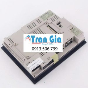 1. Màn hình lớn, hiển thị sắc nét Kích thước 8.4 inch với độ phân giải 640 x 480 pixels (VGA). Màn hình TFT LCD hỗ trợ 256 màu, cho hình ảnh rõ ràng, sinh động. Đáp ứng tốt cho các giao diện chi tiết, giúp người vận hành dễ theo dõi và thao tác. 2. Độ bền cao, hoạt động ổn định trong môi trường công nghiệp Sử dụng cảm ứng điện trở bền bỉ, thao tác được cả khi đeo găng tay. Mặt trước đạt chuẩn IP65, chống bụi, chống nước, chịu được môi trường khắc nghiệt. Đèn nền có tuổi thọ lên tới 50.000 giờ – dễ thay thế khi cần. 3. Giao tiếp truyền thông linh hoạt Hỗ trợ nhiều cổng kết nối: RS-232C, RS-422A/485, Ethernet, USB Host/Slave. Tương thích với nhiều dòng PLC (Omron, Mitsubishi, Siemens...). Có thể mở rộng qua khe cắm CompactFlash, dùng để lưu trữ dữ liệu hoặc cập nhật chương trình. 4. Khả năng lập trình mạnh mẽ với phần mềm CX-Designer Tạo giao diện dễ dàng bằng cách kéo – thả đối tượng. Hỗ trợ macro, biểu đồ, cảnh báo, điều khiển theo thời gian thực. Dễ dàng tích hợp và đồng bộ dữ liệu với PLC Omron thông qua hệ thống truyền thông nội bộ. 5. Tính năng giám sát và điều khiển từ xa Hỗ trợ truy cập từ xa qua Ethernet, giúp theo dõi và cập nhật chương trình từ xa. Có thể chia sẻ dữ liệu với các hệ thống SCADA hoặc máy tính công nghiệp. 6. Đáng tin cậy cho các ứng dụng tự động hóa quy mô lớn Phù hợp với các hệ thống máy móc trong sản xuất, đóng gói, robot công nghiệp, HVAC, xử lý nước... Hoạt động liên tục 24/7 với khả năng làm việc trong nhiệt độ rộng từ 0°C đến 50°C.