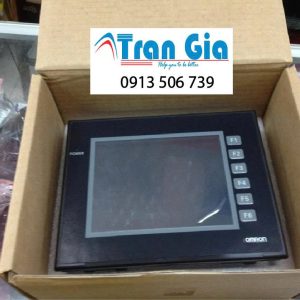 Màn hình lớn và sắc nét Màn hình TFT LCD 9.0 inch với độ phân giải 800 x 480 pixels (WVGA) cho phép hiển thị rõ ràng và chi tiết các thông tin, dữ liệu, và đồ họa, giúp người dùng dễ dàng theo dõi và quản lý hệ thống. Cảm ứng điện trở 4 dây Màn hình được trang bị cảm ứng điện trở, cho phép người dùng thao tác trực tiếp bằng tay hoặc bút cảm ứng. Điều này giúp đảm bảo thao tác chính xác và linh hoạt trong quá trình vận hành. Khả năng kết nối linh hoạt Màn hình HMI Omron NA5-9U001B hỗ trợ nhiều cổng giao tiếp, bao gồm Ethernet (RJ45), RS-232C, và USB (Type A). Điều này giúp dễ dàng kết nối với các thiết bị ngoại vi và PLC, mang lại khả năng điều khiển và giám sát toàn diện. Bảo vệ tiêu chuẩn IP65 Mặt trước của màn hình đạt chuẩn IP65, bảo vệ màn hình khỏi bụi và nước khi được lắp đặt đúng cách. Điều này làm cho sản phẩm trở nên lý tưởng cho các môi trường công nghiệp khắc nghiệt. Dễ dàng lắp đặt và bảo trì Với thiết kế tiết kiệm không gian, màn hình có thể được lắp đặt trong các tủ điều khiển hoặc bảng điều khiển một cách dễ dàng và nhanh chóng. Các cổng kết nối cũng được bố trí thuận tiện để bảo trì và thay thế. Tích hợp bộ nhớ lớn Màn hình hỗ trợ bộ nhớ flash để lưu trữ dữ liệu, hình ảnh, chương trình và thông tin người dùng, giúp tối ưu hóa quá trình vận hành mà không cần phụ thuộc vào bộ nhớ ngoài. Hiệu suất cao trong môi trường công nghiệp Màn hình HMI Omron NA5-9U001B có thể hoạt động ổn định trong điều kiện nhiệt độ và độ ẩm khắc nghiệt, phù hợp cho các ứng dụng trong các nhà máy sản xuất, dây chuyền lắp ráp, và các môi trường công nghiệp khác. Tương thích với các hệ thống tự động hóa Màn hình này hoàn toàn tương thích với các thiết bị và hệ thống PLC của Omron, giúp nâng cao hiệu quả vận hành và giám sát hệ thống tự động hóa. Tính năng dễ sử dụng và lập trình Omron NA5-9U001B hỗ trợ phần mềm NB-Designer để thiết kế giao diện người dùng, cho phép lập trình giao diện điều khiển và hiển thị dữ liệu một cách trực quan và dễ dàng.