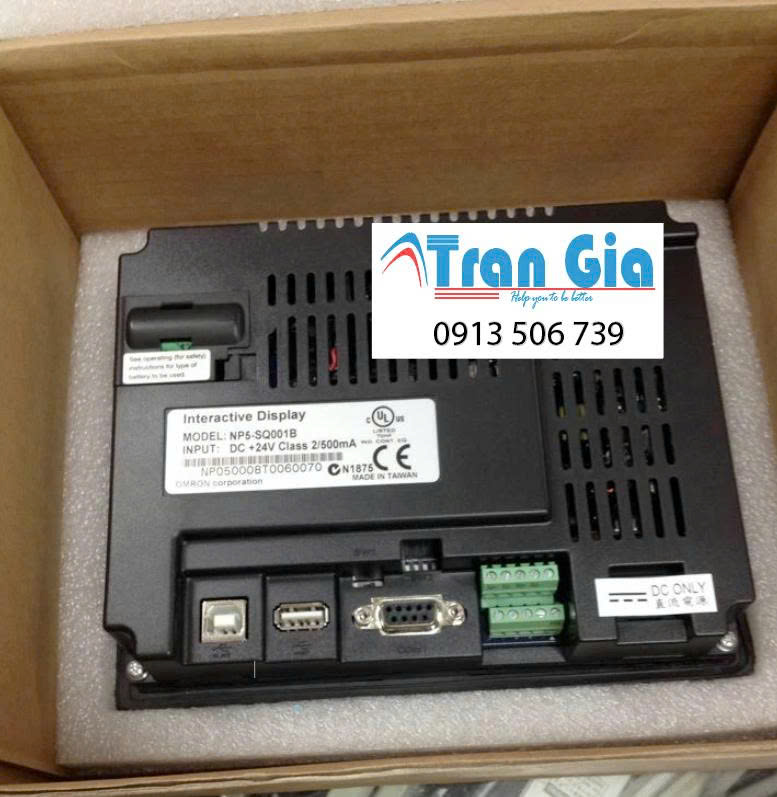 Màn hình lớn và sắc nét Màn hình TFT LCD 9.0 inch với độ phân giải 800 x 480 pixels (WVGA) cho phép hiển thị rõ ràng và chi tiết các thông tin, dữ liệu, và đồ họa, giúp người dùng dễ dàng theo dõi và quản lý hệ thống. Cảm ứng điện trở 4 dây Màn hình được trang bị cảm ứng điện trở, cho phép người dùng thao tác trực tiếp bằng tay hoặc bút cảm ứng. Điều này giúp đảm bảo thao tác chính xác và linh hoạt trong quá trình vận hành. Khả năng kết nối linh hoạt Màn hình HMI Omron NA5-9U001B hỗ trợ nhiều cổng giao tiếp, bao gồm Ethernet (RJ45), RS-232C, và USB (Type A). Điều này giúp dễ dàng kết nối với các thiết bị ngoại vi và PLC, mang lại khả năng điều khiển và giám sát toàn diện. Bảo vệ tiêu chuẩn IP65 Mặt trước của màn hình đạt chuẩn IP65, bảo vệ màn hình khỏi bụi và nước khi được lắp đặt đúng cách. Điều này làm cho sản phẩm trở nên lý tưởng cho các môi trường công nghiệp khắc nghiệt. Dễ dàng lắp đặt và bảo trì Với thiết kế tiết kiệm không gian, màn hình có thể được lắp đặt trong các tủ điều khiển hoặc bảng điều khiển một cách dễ dàng và nhanh chóng. Các cổng kết nối cũng được bố trí thuận tiện để bảo trì và thay thế. Tích hợp bộ nhớ lớn Màn hình hỗ trợ bộ nhớ flash để lưu trữ dữ liệu, hình ảnh, chương trình và thông tin người dùng, giúp tối ưu hóa quá trình vận hành mà không cần phụ thuộc vào bộ nhớ ngoài. Hiệu suất cao trong môi trường công nghiệp Màn hình HMI Omron NA5-9U001B có thể hoạt động ổn định trong điều kiện nhiệt độ và độ ẩm khắc nghiệt, phù hợp cho các ứng dụng trong các nhà máy sản xuất, dây chuyền lắp ráp, và các môi trường công nghiệp khác. Tương thích với các hệ thống tự động hóa Màn hình này hoàn toàn tương thích với các thiết bị và hệ thống PLC của Omron, giúp nâng cao hiệu quả vận hành và giám sát hệ thống tự động hóa. Tính năng dễ sử dụng và lập trình Omron NA5-9U001B hỗ trợ phần mềm NB-Designer để thiết kế giao diện người dùng, cho phép lập trình giao diện điều khiển và hiển thị dữ liệu một cách trực quan và dễ dàng.